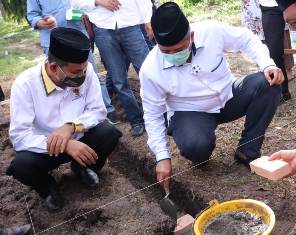 Alfedri Letakkan Batu Pertama Pembangunan RLH Program Baznas Kabupaten Siak